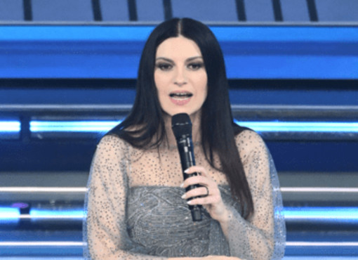 Sanremo, la gaffe 'piccante' di Pausini col microfono: "Mamma tutto bene..."