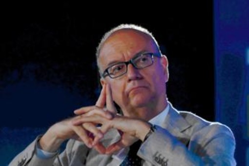 Scuola, la proposta del ministro Valditara: "Obbligo di studiare italiano per i genitori di studenti stranieri"
