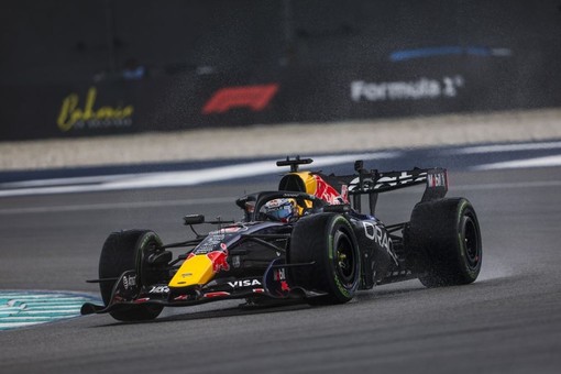 Verstappen vince il GP del Bahrain davanti ad Antonelli, terzo Hamilton Verstappen vince il GP del Bahrain davanti ad Antonelli, terzo Hamilton