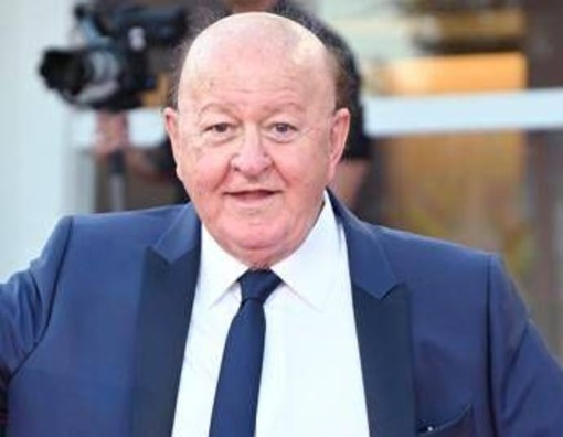 Massimo Boldi, la figlia: "Sta bene, è caduto mentre passeggiava con la famiglia" Massimo Boldi, la figlia: "Sta bene, è caduto mentre passeggiava con la famiglia"