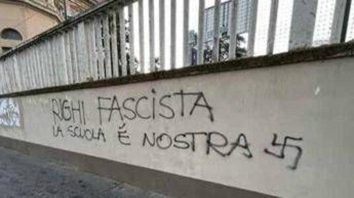 "Righi fascista", liceo chiuso per atti vandalici. Il preside: "Pura brutalità"