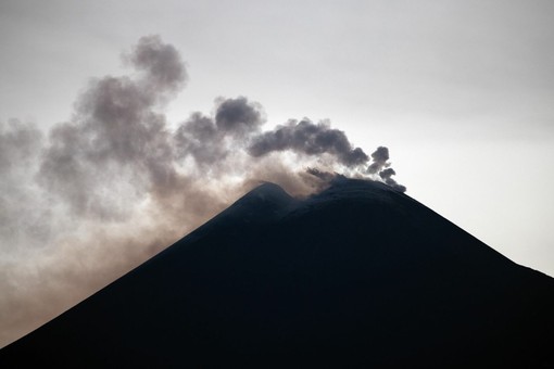 Cenere lavica dell’Etna, a Catania voli in arrivo sospesi sino alle ore 16 Cenere lavica dell’Etna, a Catania voli in arrivo sospesi sino alle ore 16