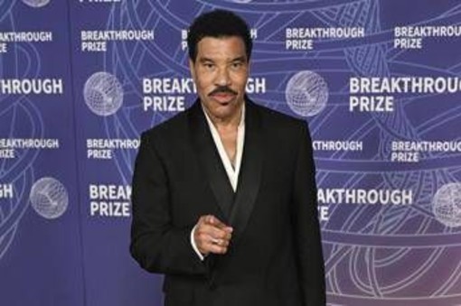 Lionel Richie ricoverato in terapia intensiva dopo il concerto (interrotto) di sabato sera Lionel Richie ricoverato in terapia intensiva dopo il concerto (interrotto) di sabato sera