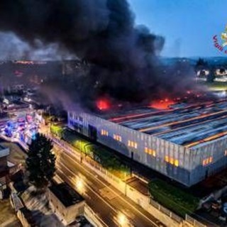Torino, incendio in stabilimento a Pianezza: pericolo nube tossica