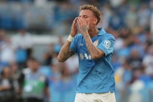 Lang cade in area e Allegri chiede rigore: proteste in Napoli-Como Lang cade in area e Allegri chiede rigore: proteste in Napoli-Como