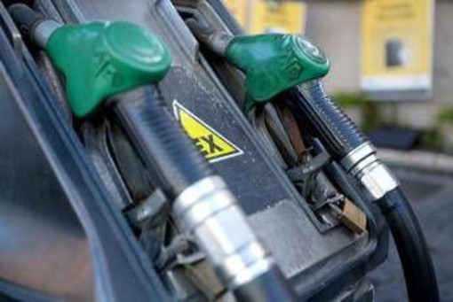 Carburanti, arrivano i ribassi su benzina e gasolio: i prezzi di oggi Carburanti, arrivano i ribassi su benzina e gasolio: i prezzi di oggi