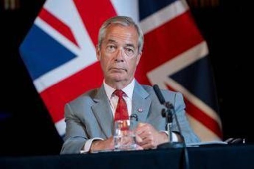 Sospetti finanziamenti illeciti, due dirigenti di Reform Uk si dimettono: Farage in piena bufera Sospetti finanziamenti illeciti, due dirigenti di Reform Uk si dimettono: Farage in piena bufera
