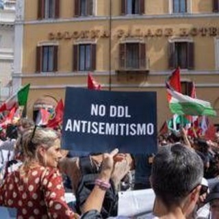 Ddl antisemitismo, legge in aula il 2 ottobre: Pd cerca sintesi, ma è bufera su bandiere di Hamas in piazza