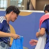 Mondiali, i tifosi del Giappone 'ripuliscono' lo stadio dopo la partita con l'Olanda