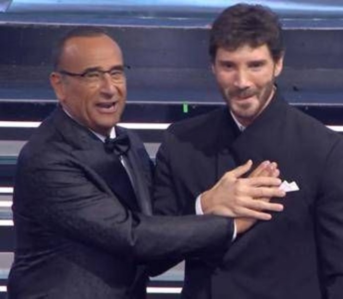 Stefano De Martino conduttore Sanremo 2027: "Carlo, non spegnere il telefono: ne avrò bisogno" Stefano De Martino conduttore Sanremo 2027: "Carlo, non spegnere il telefono: ne avrò bisogno"