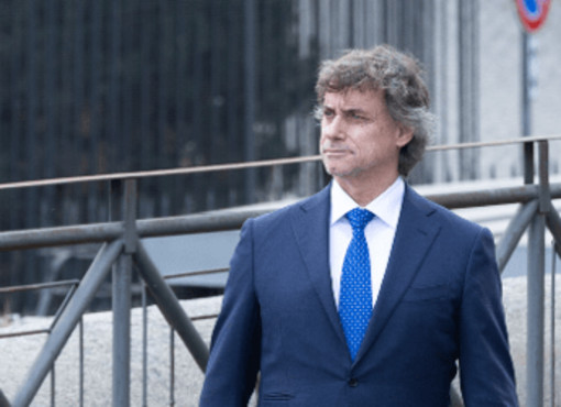 Operaio muore al Colosseo, Rai rinvia serata evento di Alberto Angela: "Andrea aveva l'età dei miei figli" Operaio muore al Colosseo, Rai rinvia serata evento di Alberto Angela: "Andrea aveva l'età dei miei figli"