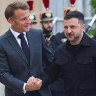 Ucraina, Zelensky vede i Volenterosi a Parigi: incognita Trump al vertice