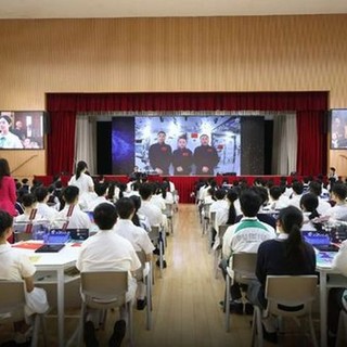 Cina, studenti a lezione di aerospazio con l’equipaggio della Shenzhou-23
