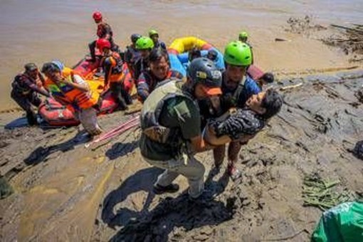 Asia colpita da inondazioni e frane, oltre 1.000 vittime: Sri Lanka e Indonesia in ginocchio Asia colpita da inondazioni e frane, oltre 1.000 vittime: Sri Lanka e Indonesia in ginocchio