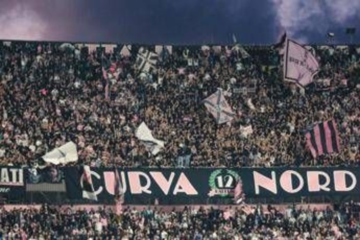 Petardi in campo, rissa e ospiti scortati fuori: caos in Palermo-Catanzaro Petardi in campo, rissa e ospiti scortati fuori: caos in Palermo-Catanzaro