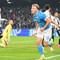 Il Napoli batte 2-1 la Juve e torna in vetta, doppietta di Hojlund Il Napoli batte 2-1 la Juve e torna in vetta, doppietta di Hojlund
