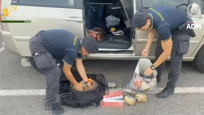 Porto di Civitavecchia, maxi sequestro di tabacco proveniente dall’Algeria Porto di Civitavecchia, maxi sequestro di tabacco proveniente dall’Algeria