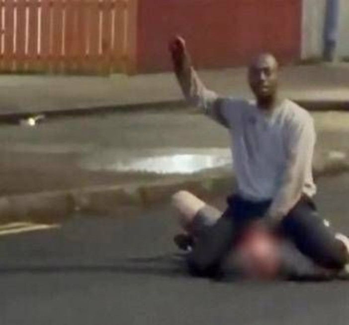 Tenta di decapitare un uomo in strada, choc a Belfast Tenta di decapitare un uomo in strada, choc a Belfast