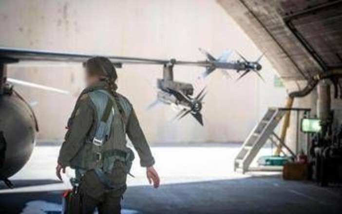 Quel femminismo targato "F-16": donne in guerra per le donne Quel femminismo targato "F-16": donne in guerra per le donne