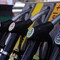 Carburanti, caccia alle risorse per la proroga del taglio delle accise: banche nel mirino della Lega Carburanti, caccia alle risorse per la proroga del taglio delle accise: banche nel mirino della Lega