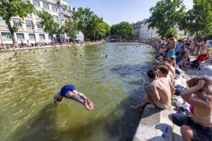 Ondata di caldo in Europa: nuovo record in Francia, scuole chiuse e treni cancellati in Gb