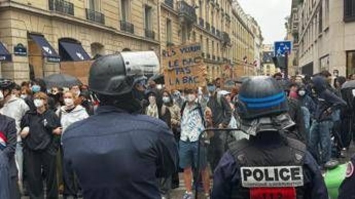 Proteste in Francia, movimento studentesco divide la politica: governo accusa sinistra radicale di strumentalizzare la lotta