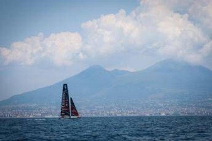 Napoli alza il sipario sull'America's Cup, al via le Regate Preliminari nel Golfo Napoli alza il sipario sull'America's Cup, al via le Regate Preliminari nel Golfo