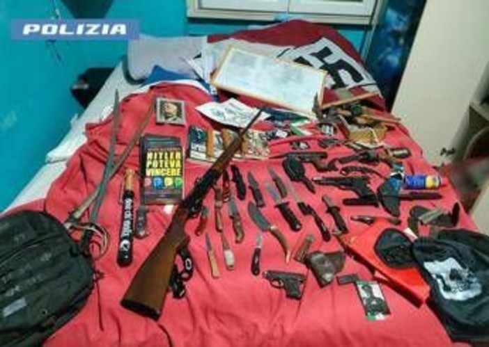 Pavia, armi e svastiche in casa: arrestato 19enne