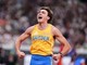 Fenomeno Duplantis, vince l'oro nel salto con l'asta e batte il record del mondo