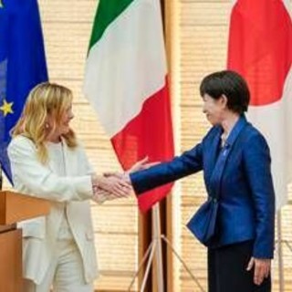 Italia-Giappone, Meloni e le bacchette a tavola: "Takaichi mi ha fatto i complimenti"