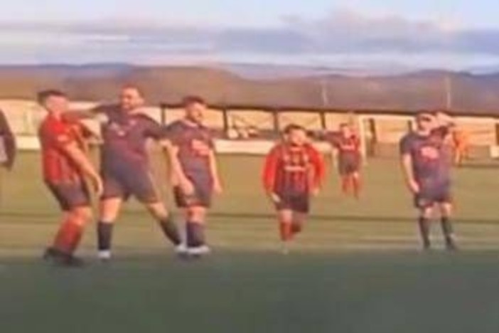 Gomitata in campo all'avversario, calciatore arrestato in Galles