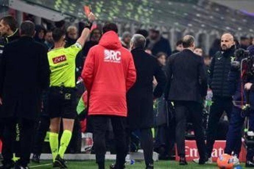 Tocco di mano in area rossonera, proteste e Allegri espulso: caos nel finale di Milan-Lazio Tocco di mano in area rossonera, proteste e Allegri espulso: caos nel finale di Milan-Lazio
