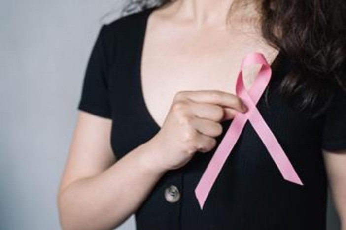 Il tumore al seno come malattia professionale: hostess vince causa storica in Francia