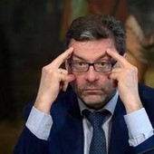 Manovra, scostamento da 28 miliardi. Giorgetti: "Serve un approccio più prudente"
