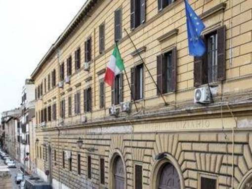 Roma, entra in casa della ex e accoltella un amico Roma, entra in casa della ex e accoltella un amico