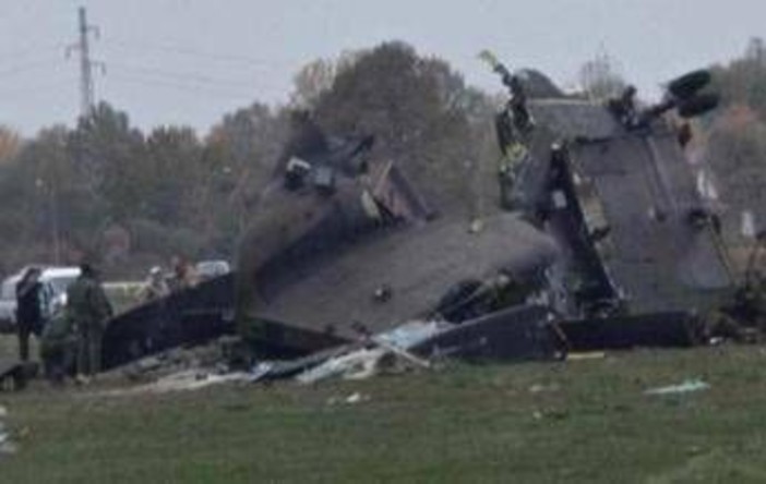Bosnia, precipita elicottero militare italiano. I media locali: "Tre morti e 12 feriti" Bosnia, precipita elicottero militare italiano. I media locali: "Tre morti e 12 feriti"