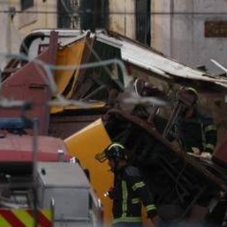 Strage di turisti a Lisbona nello schianto della funicolare, lutto nazionale in Portogallo