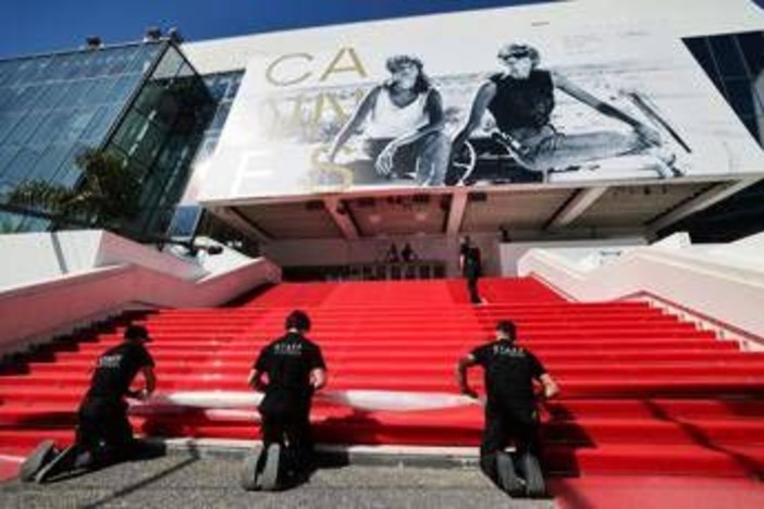 Cannes, tra gli sponsor quest'anno c'è Meta ma resta il divieto di selfie sul red carpet Cannes, tra gli sponsor quest'anno c'è Meta ma resta il divieto di selfie sul red carpet