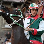 Aquila vince il Palio di Siena, Tittia fa 12: chi è il fantino dei record Aquila vince il Palio di Siena, Tittia fa 12: chi è il fantino dei record