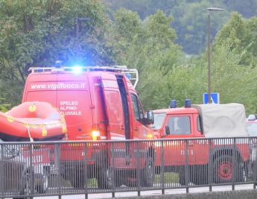 Scontro frontale, auto cade nel lago di Como: morto un uomo, grave una donna Scontro frontale, auto cade nel lago di Como: morto un uomo, grave una donna
