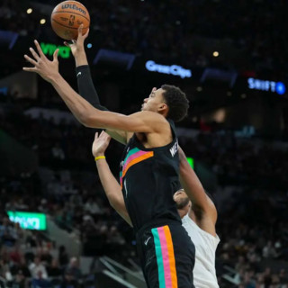 Ottava vittoria di fila degli Spurs, Bucks fuori dalla post-season