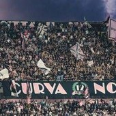 Petardi in campo, rissa e ospiti scortati fuori: caos in Palermo-Catanzaro Petardi in campo, rissa e ospiti scortati fuori: caos in Palermo-Catanzaro