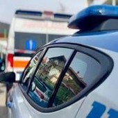 Tenta di strangolare la compagna, vittima è in diretta social: salvata dalle amiche Tenta di strangolare la compagna, vittima è in diretta social: salvata dalle amiche