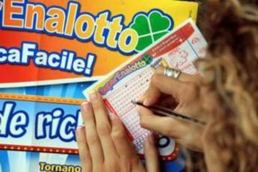 Vince 223 milioni al Superenalotto, la moglie separata non ci sta: "Metà sono i miei" Vince 223 milioni al Superenalotto, la moglie separata non ci sta: "Metà sono i miei"