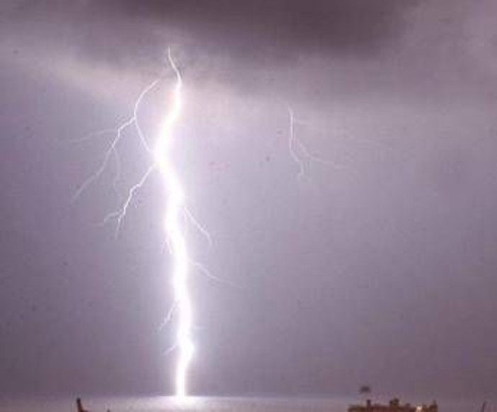 Brindisi, colpito da fulmine mentre pesca su scogli: morto un 70enne Brindisi, colpito da fulmine mentre pesca su scogli: morto un 70enne