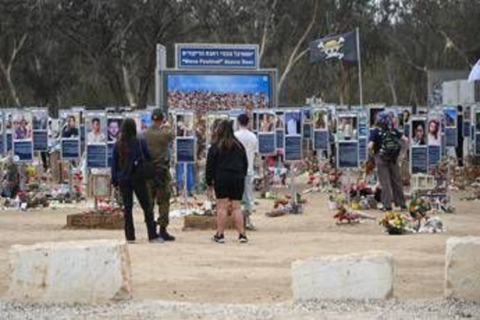 Israele, i due volti del 7 ottobre: sopravvissuti e familiari si riuniscono il giorno del massacro, il governo il 5