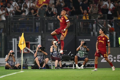 Tre volte Dybala-Malen, poi Pisilli: la Roma piega la Fiorentina Tre volte Dybala-Malen, poi Pisilli: la Roma piega la Fiorentina