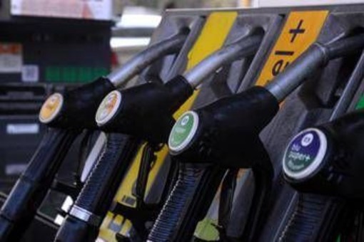 Carburanti, prezzi oggi in calo: sale solo la benzina in autostrada