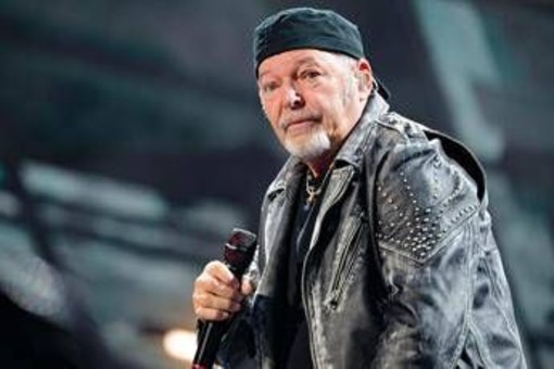 Vasco Rossi furioso con un fan: "Non sono infame, è una fake vergognosa" Vasco Rossi furioso con un fan: "Non sono infame, è una fake vergognosa"
