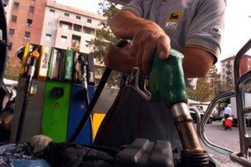 Carburanti, prezzi alle stelle: oggi scattano le nuove accise. Eni fissa il tetto di benzina e gasolio Carburanti, prezzi alle stelle: oggi scattano le nuove accise. Eni fissa il tetto di benzina e gasolio